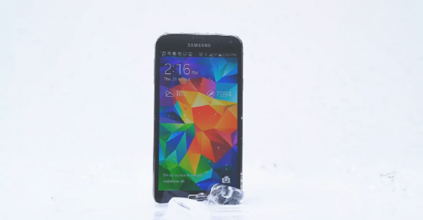 Galaxy S5 taking the Ice Bucket Challenge